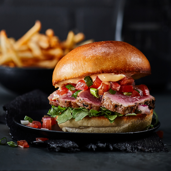 Sandwich au thon ahi saisi